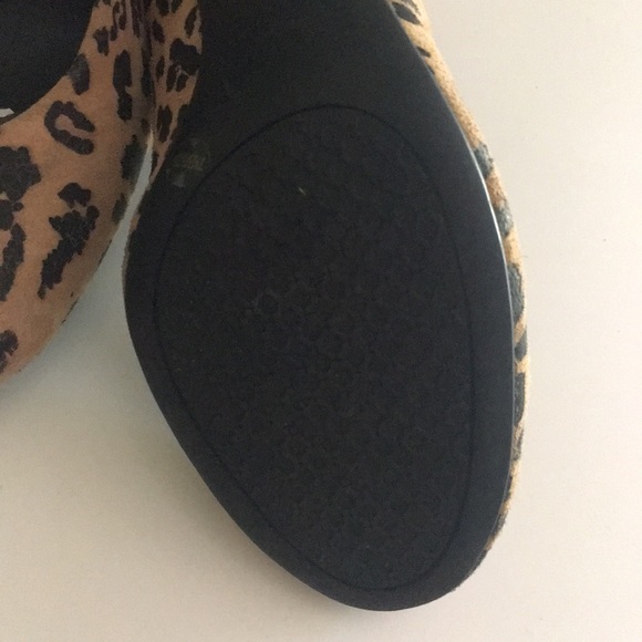 BCBG Paris Leopard Print pumps - Picture 3 of 4